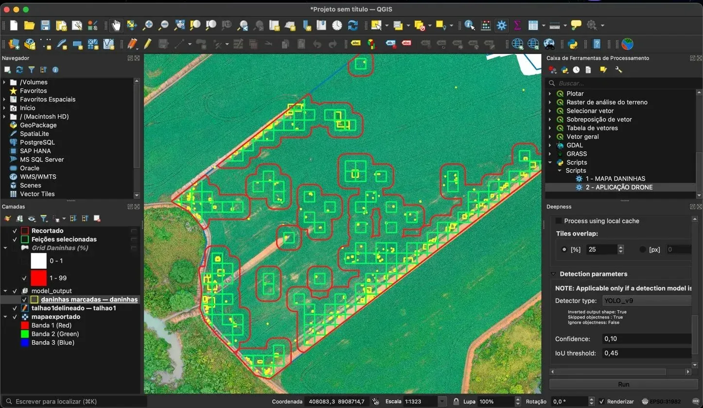 Tela do QGIS com o plugin aplicado: ortomosaico de lavoura com a grade de infestação e os polígonos de prescrição sobre as plantas daninhas detectadas.